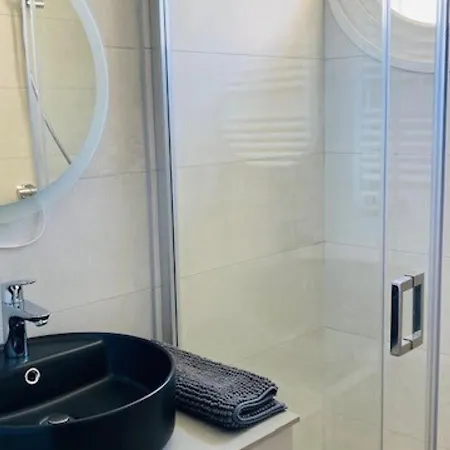 Maison Renovee Avec Terrasse, Cour Et Wifi Au Coeur De - Fr-1-544-5 *